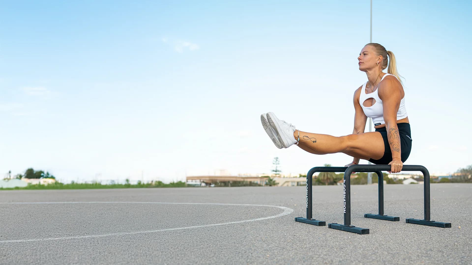 Malin Malle doing an L-sit - Calixpert Calisthenics